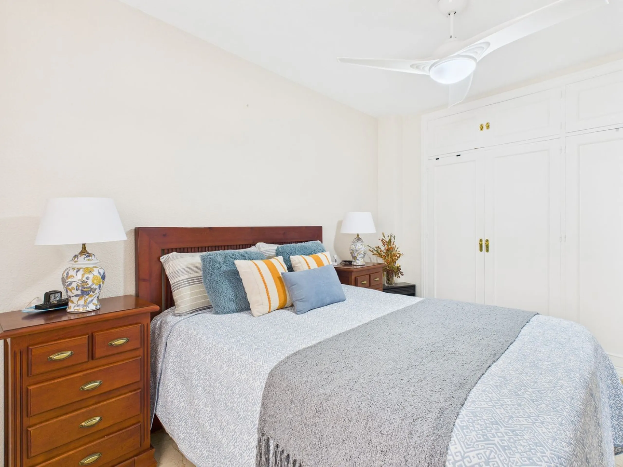 Apartment - Middle Floor Apartment в продаже в Estepona, Málaga. В доме 2 спален и 1 ванных комнат. Площадь дома 102 м²
