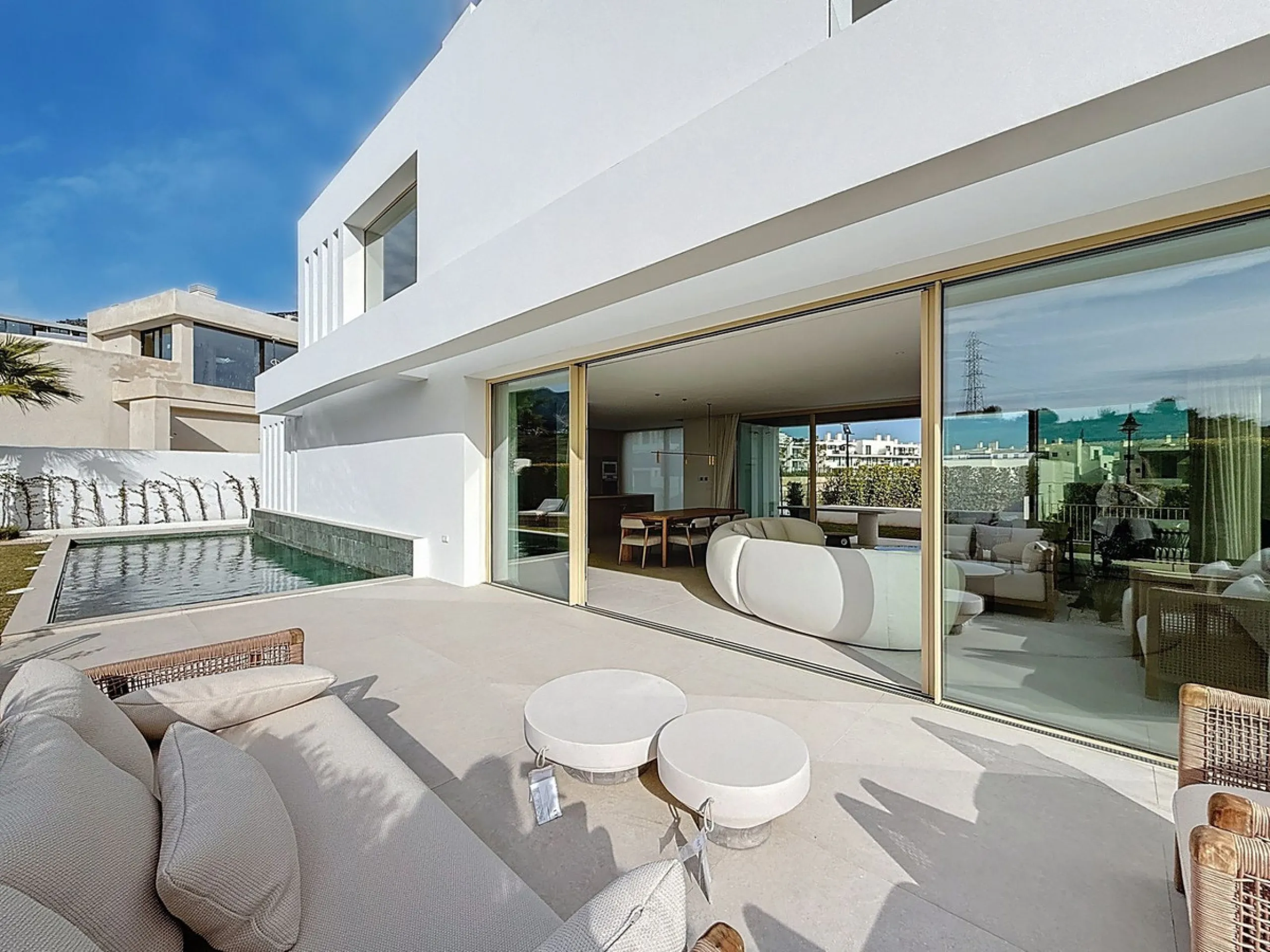 Brand-new contemporary villa in a prime location in Fuengirola, just a few metres from Higuerón Sport Club and only 1.5 km from Carvajal Beach.