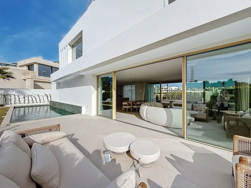 Brand-new contemporary villa in a prime location in Fuengirola, just a few metres from Higuerón Sport Club and only 1.5 km from Carvajal Beach.