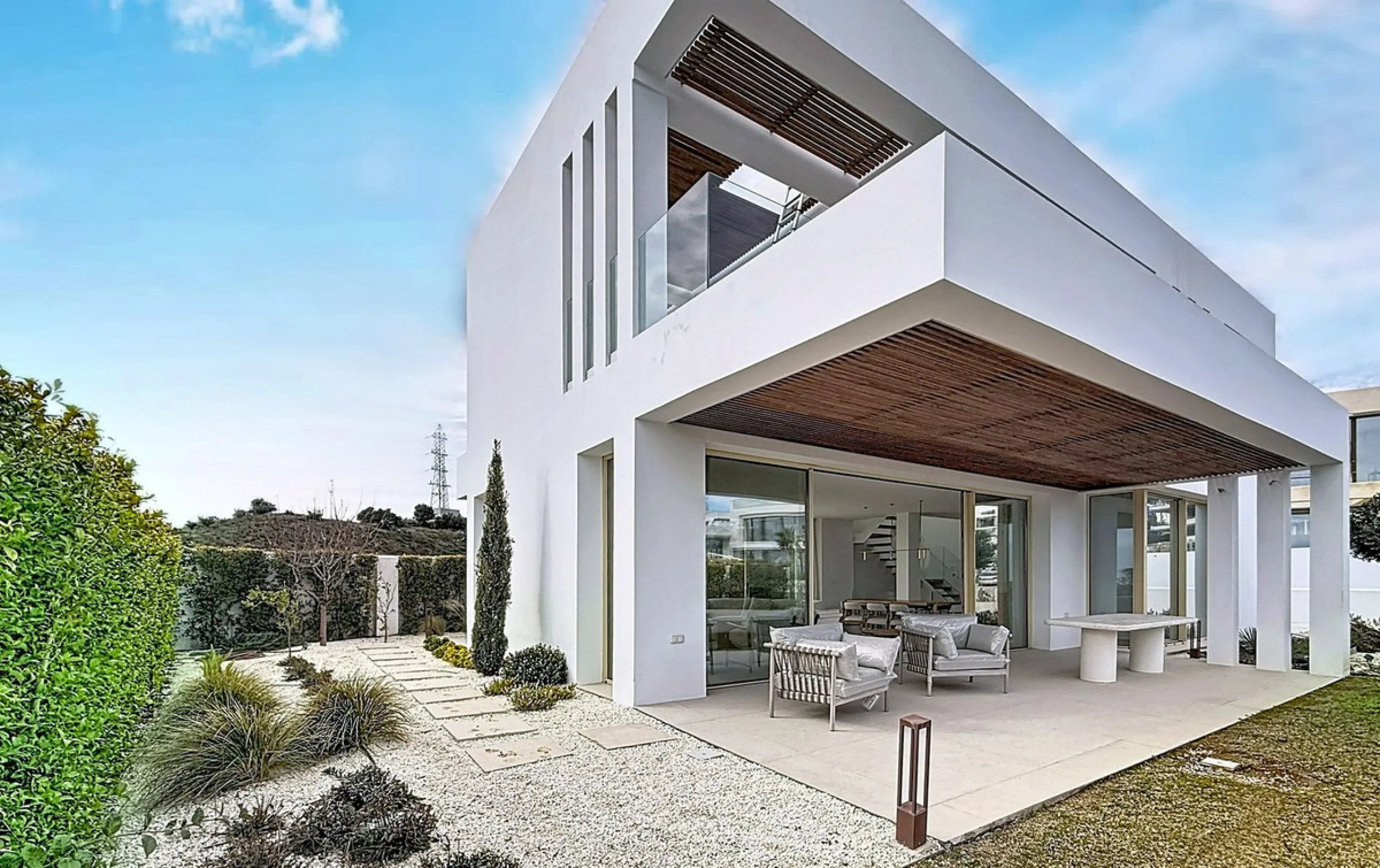 Brand-new contemporary villa in a prime location in Fuengirola, just a few metres from Higuerón Sport Club and only 1.5 km from Carvajal Beach.
