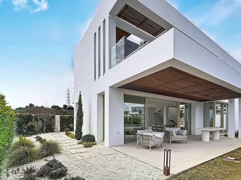 Brand-new contemporary villa in a prime location in Fuengirola, just a few metres from Higuerón Sport Club and only 1.5 km from Carvajal Beach.