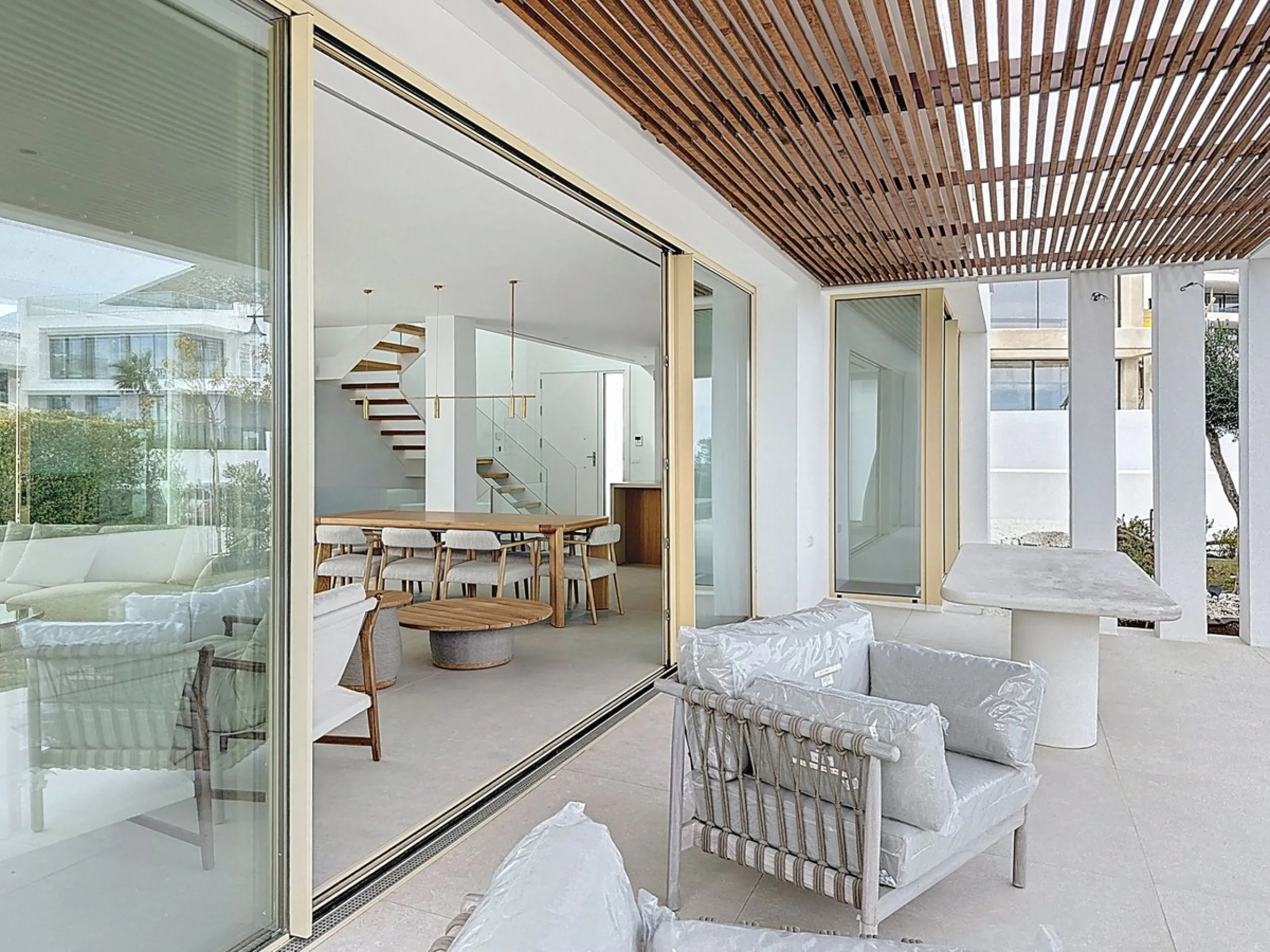 Brand-new contemporary villa in a prime location in Fuengirola, just a few metres from Higuerón Sport Club and only 1.5 km from Carvajal Beach.