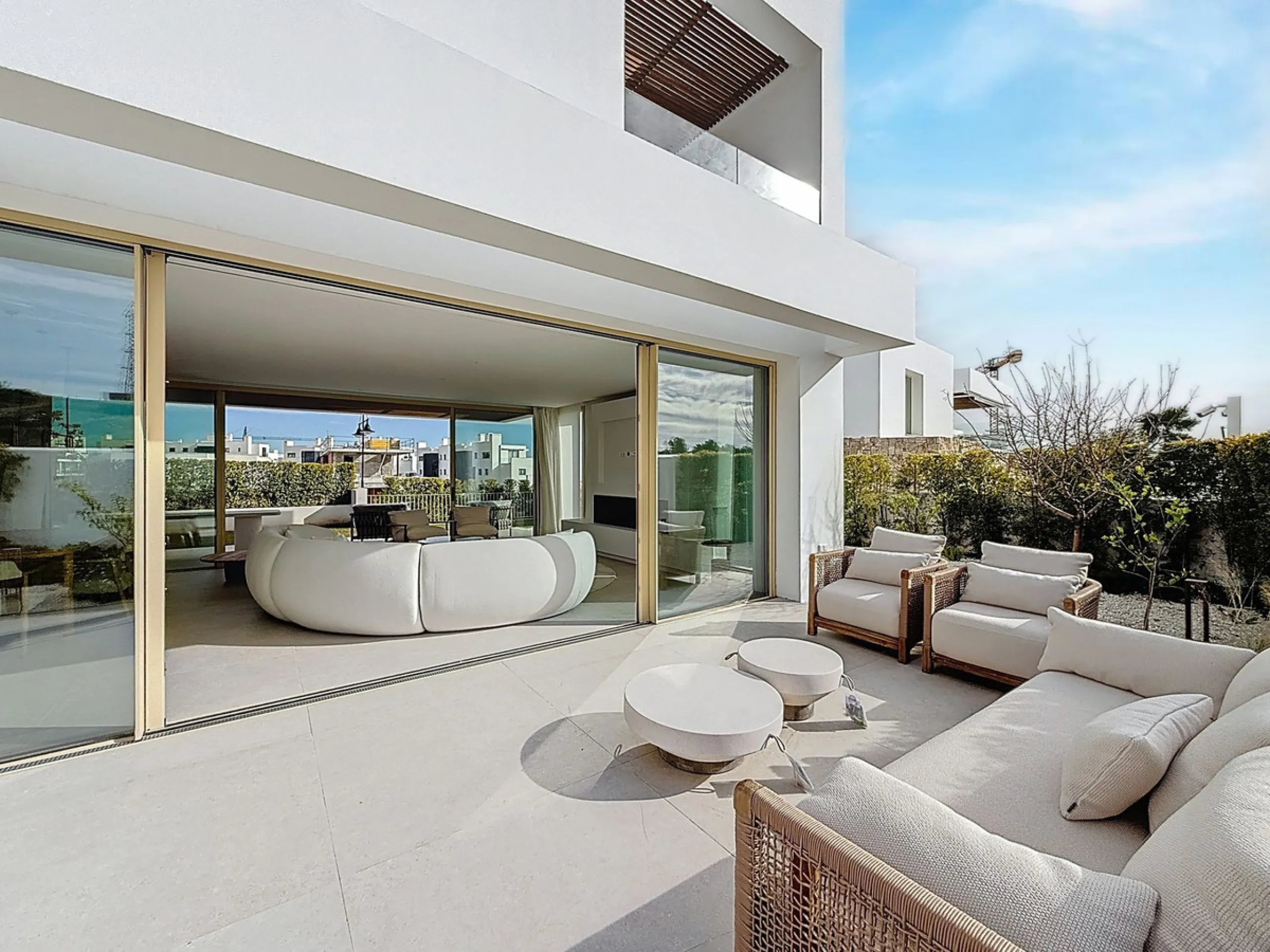 Brand-new contemporary villa in a prime location in Fuengirola, just a few metres from Higuerón Sport Club and only 1.5 km from Carvajal Beach.
