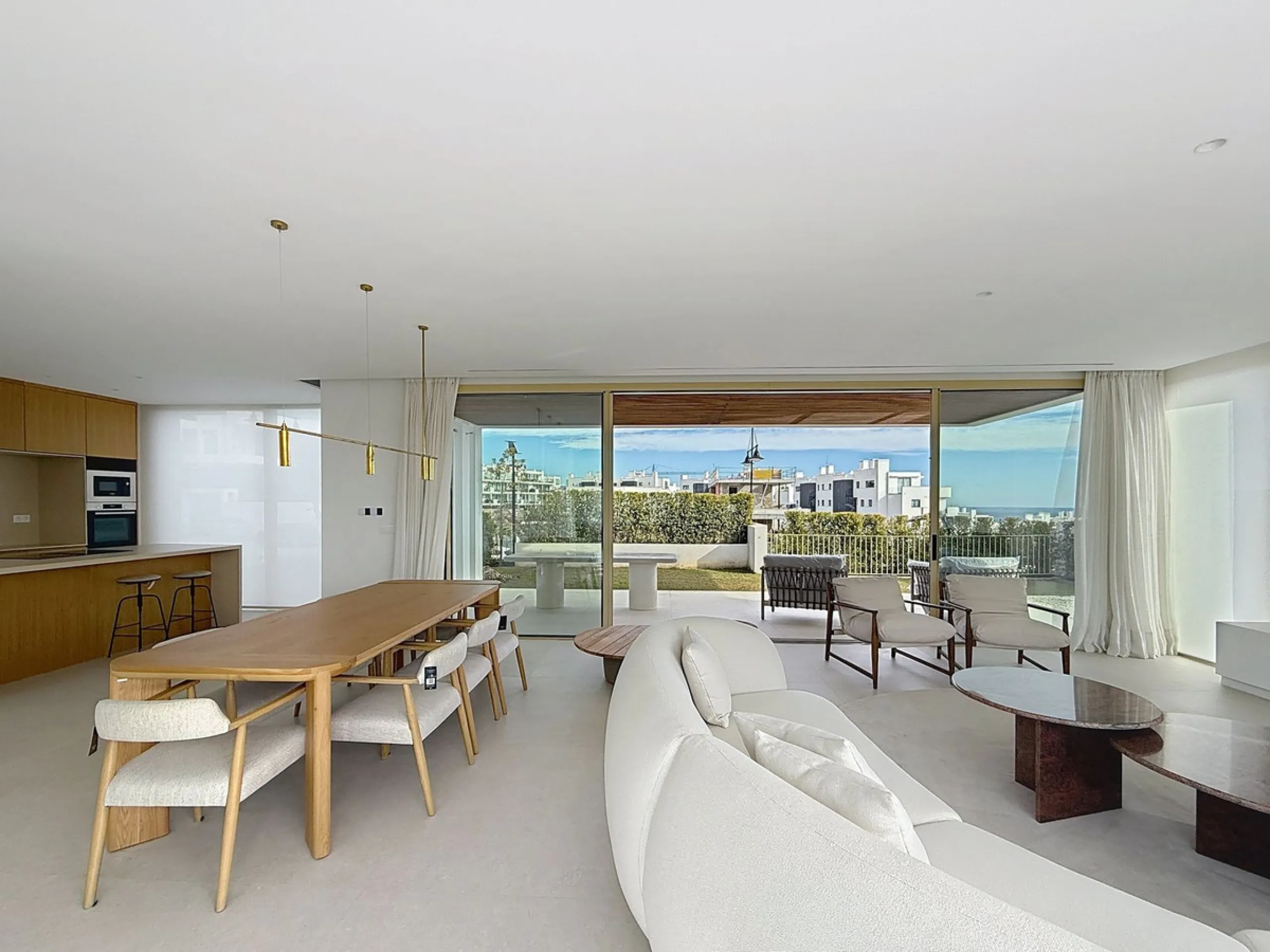 Brand-new contemporary villa in a prime location in Fuengirola, just a few metres from Higuerón Sport Club and only 1.5 km from Carvajal Beach.