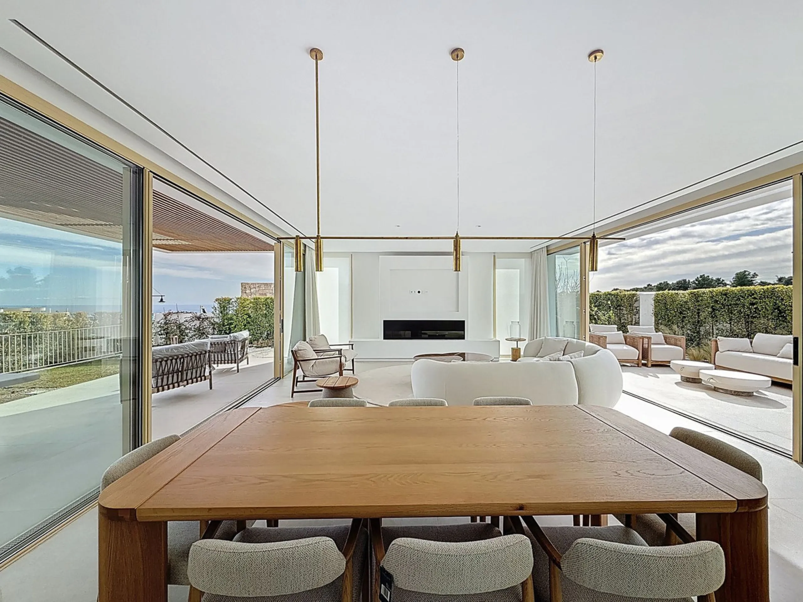 Brand-new contemporary villa in a prime location in Fuengirola, just a few metres from Higuerón Sport Club and only 1.5 km from Carvajal Beach.