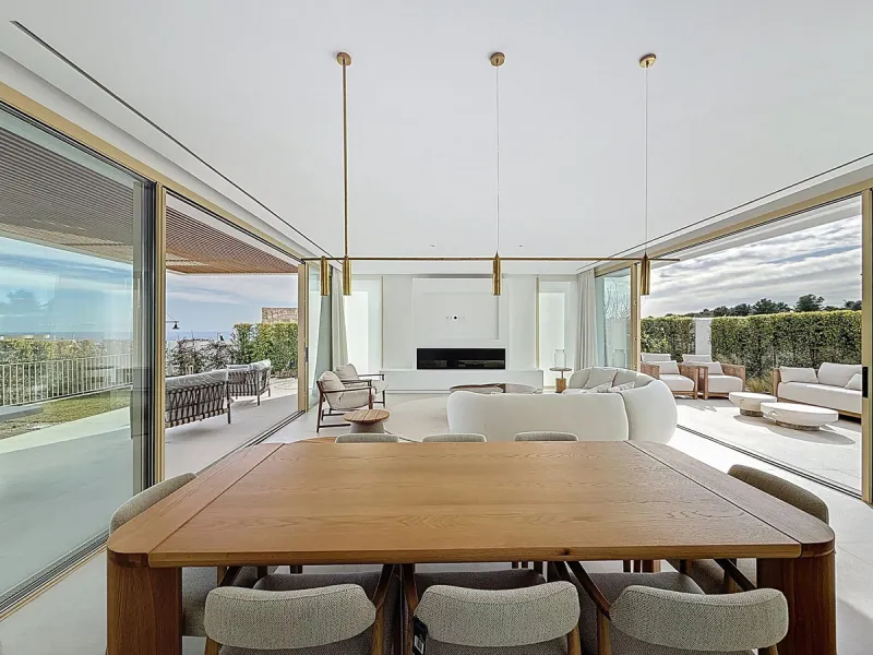 Brand-new contemporary villa in a prime location in Fuengirola, just a few metres from Higuerón Sport Club and only 1.5 km from Carvajal Beach.