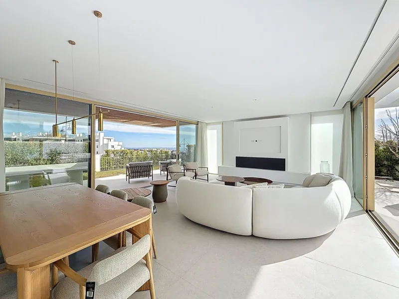 Brand-new contemporary villa in a prime location in Fuengirola, just a few metres from Higuerón Sport Club and only 1.5 km from Carvajal Beach.