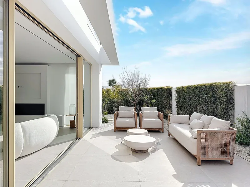 Brand-new contemporary villa in a prime location in Fuengirola, just a few metres from Higuerón Sport Club and only 1.5 km from Carvajal Beach.