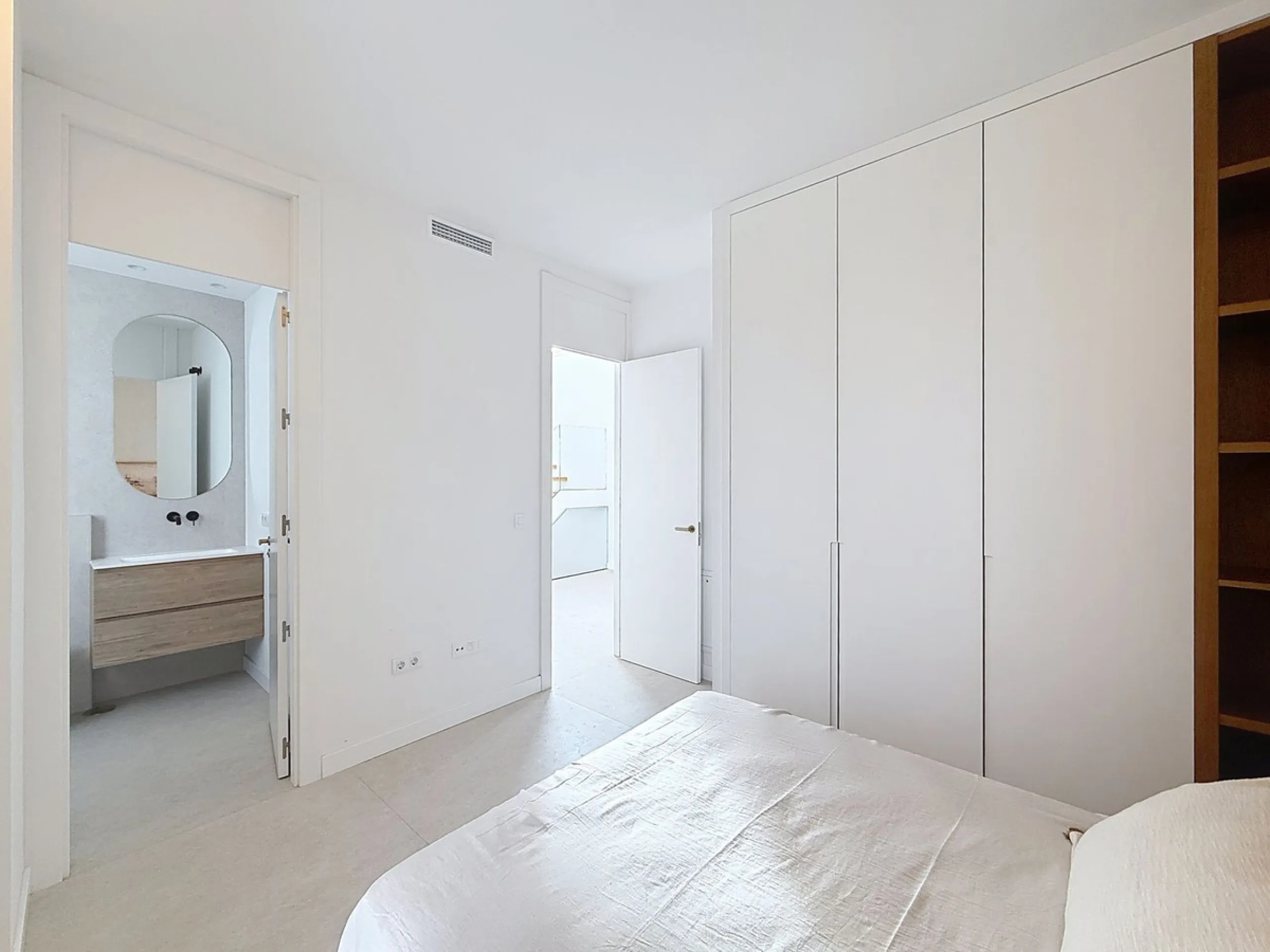 Brand-new contemporary villa in a prime location in Fuengirola, just a few metres from Higuerón Sport Club and only 1.5 km from Carvajal Beach.