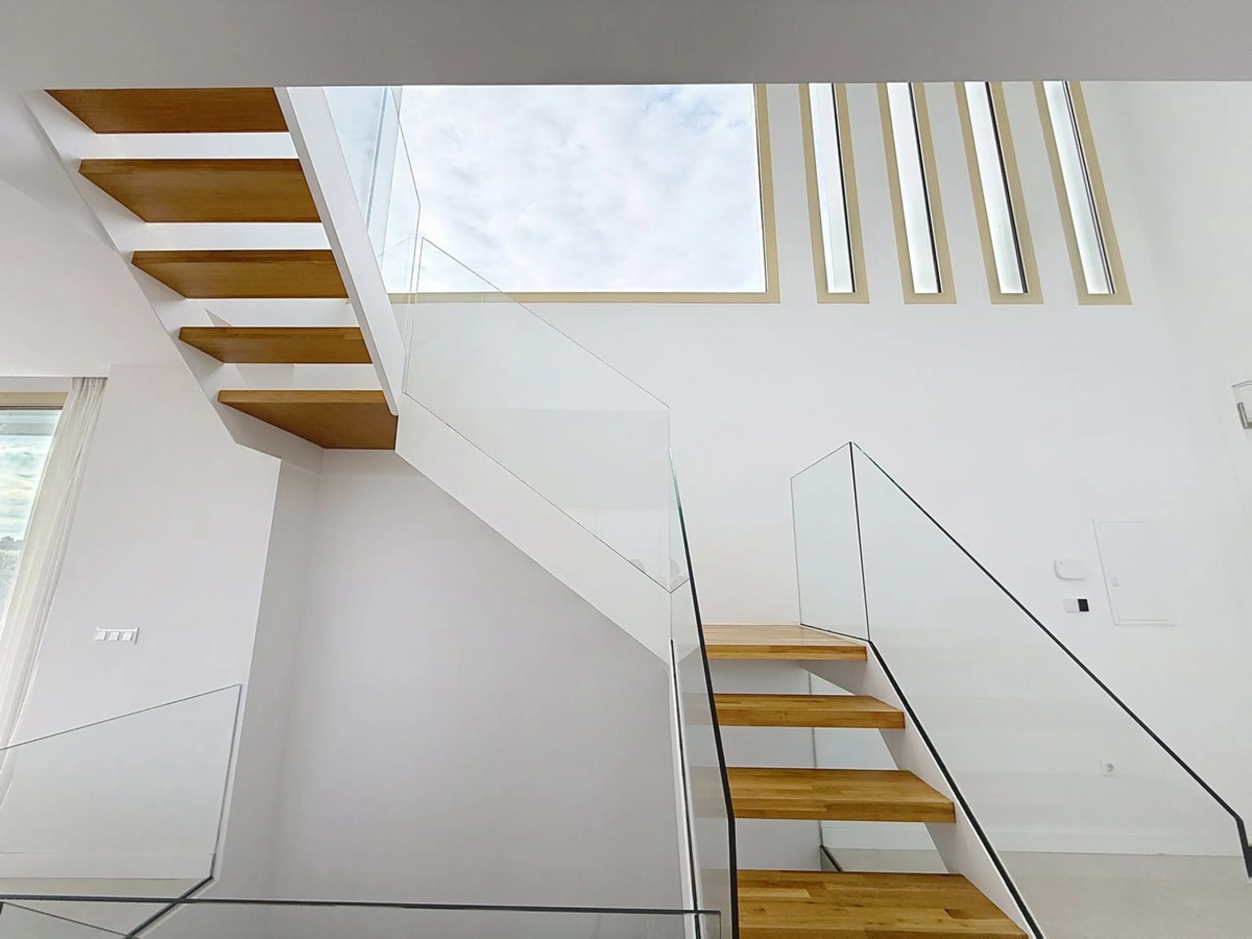 Brand-new contemporary villa in a prime location in Fuengirola, just a few metres from Higuerón Sport Club and only 1.5 km from Carvajal Beach.