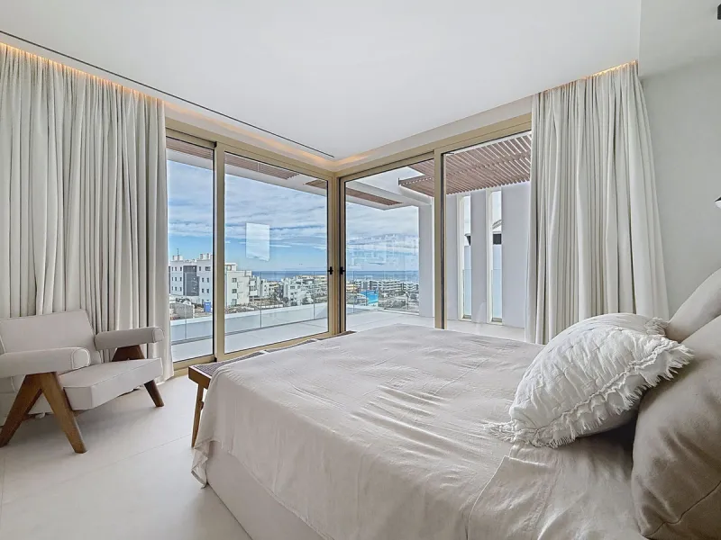 Brand-new contemporary villa in a prime location in Fuengirola, just a few metres from Higuerón Sport Club and only 1.5 km from Carvajal Beach.