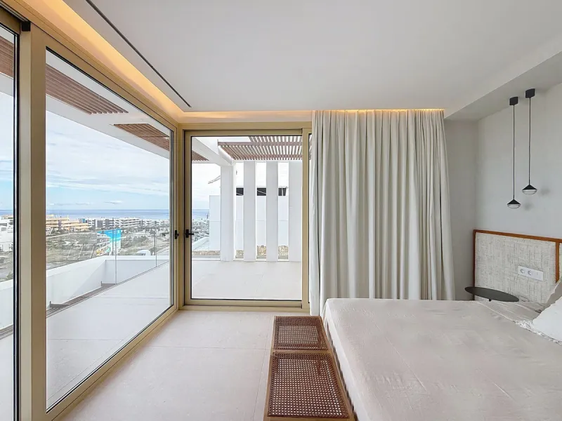 Brand-new contemporary villa in a prime location in Fuengirola, just a few metres from Higuerón Sport Club and only 1.5 km from Carvajal Beach.