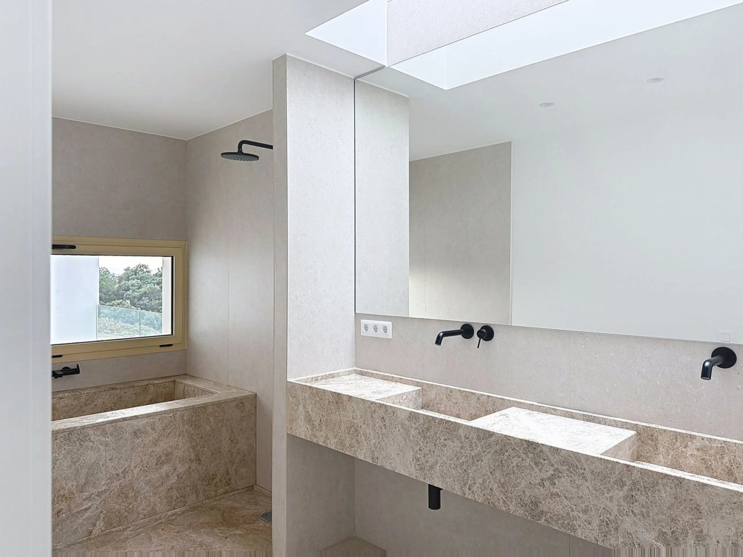 Brand-new contemporary villa in a prime location in Fuengirola, just a few metres from Higuerón Sport Club and only 1.5 km from Carvajal Beach.