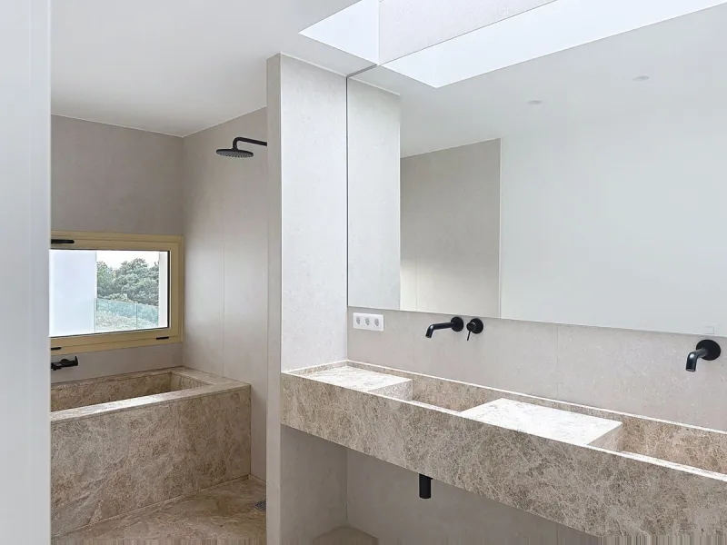 Brand-new contemporary villa in a prime location in Fuengirola, just a few metres from Higuerón Sport Club and only 1.5 km from Carvajal Beach.