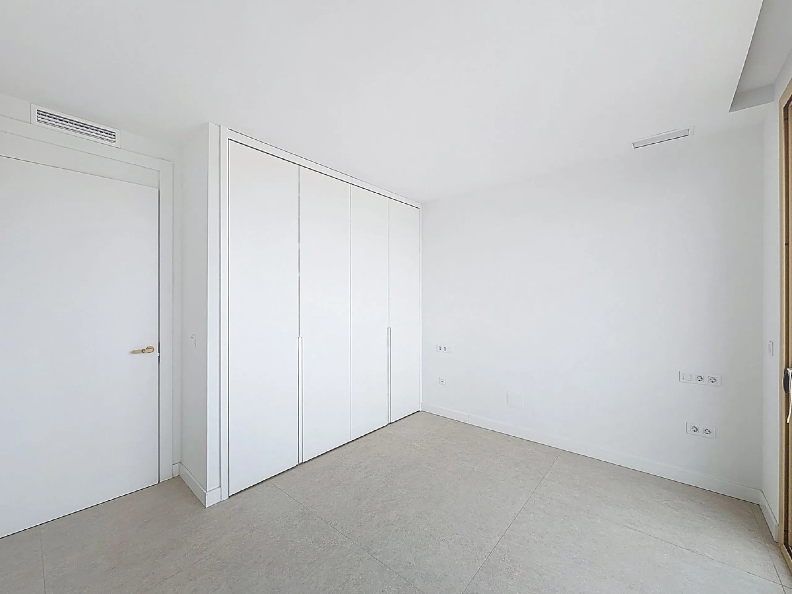 Brand-new contemporary villa in a prime location in Fuengirola, just a few metres from Higuerón Sport Club and only 1.5 km from Carvajal Beach.