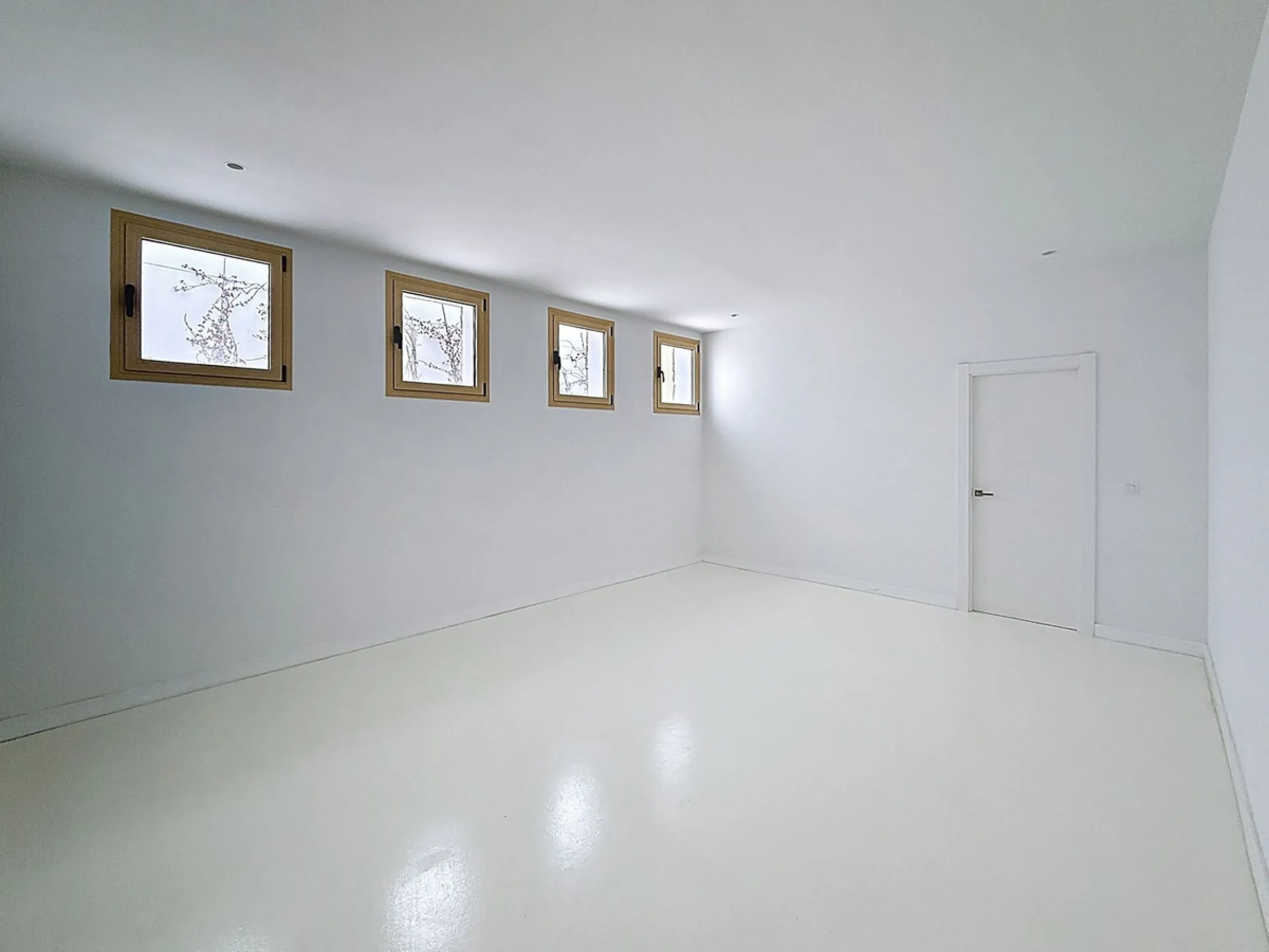 Brand-new contemporary villa in a prime location in Fuengirola, just a few metres from Higuerón Sport Club and only 1.5 km from Carvajal Beach.