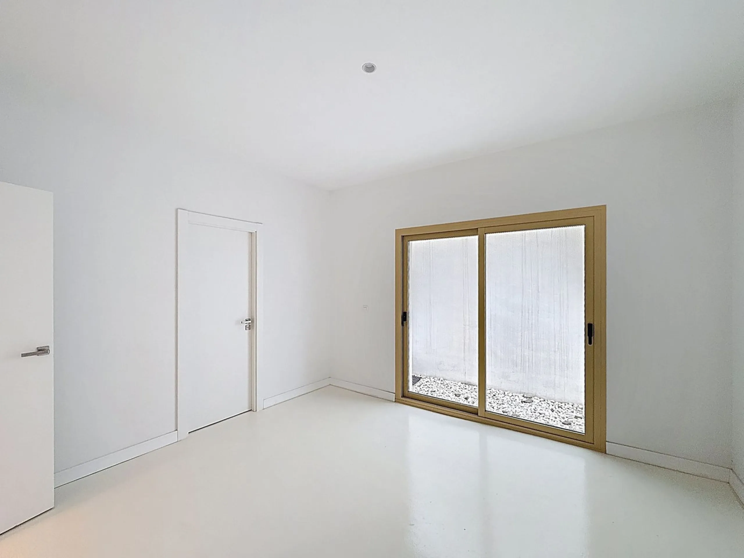 Brand-new contemporary villa in a prime location in Fuengirola, just a few metres from Higuerón Sport Club and only 1.5 km from Carvajal Beach.
