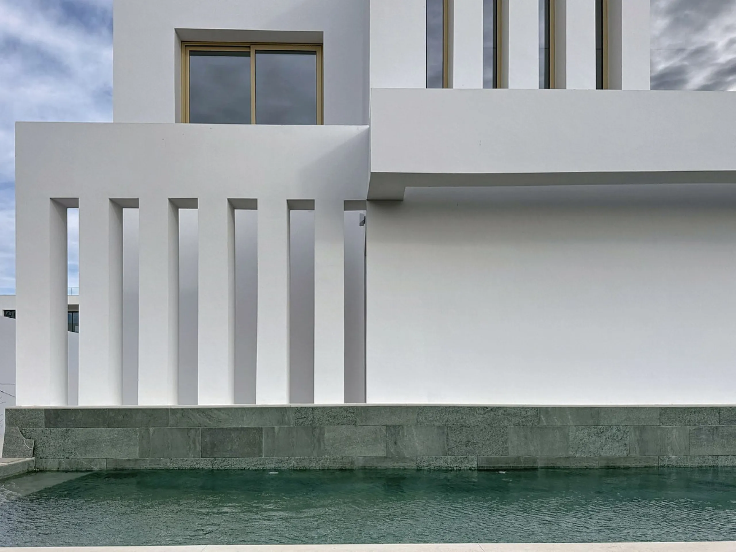 Brand-new contemporary villa in a prime location in Fuengirola, just a few metres from Higuerón Sport Club and only 1.5 km from Carvajal Beach.