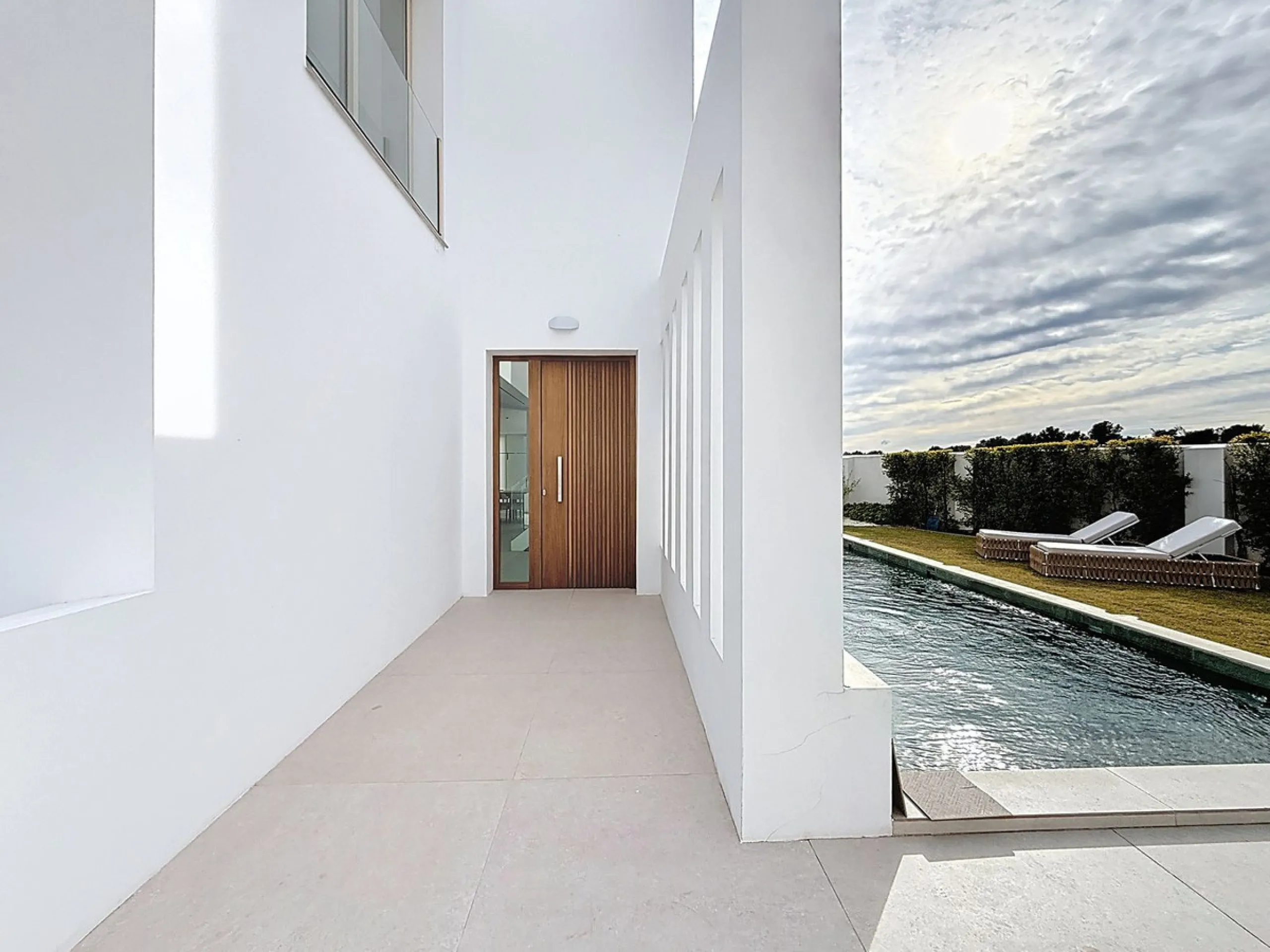 Brand-new contemporary villa in a prime location in Fuengirola, just a few metres from Higuerón Sport Club and only 1.5 km from Carvajal Beach.