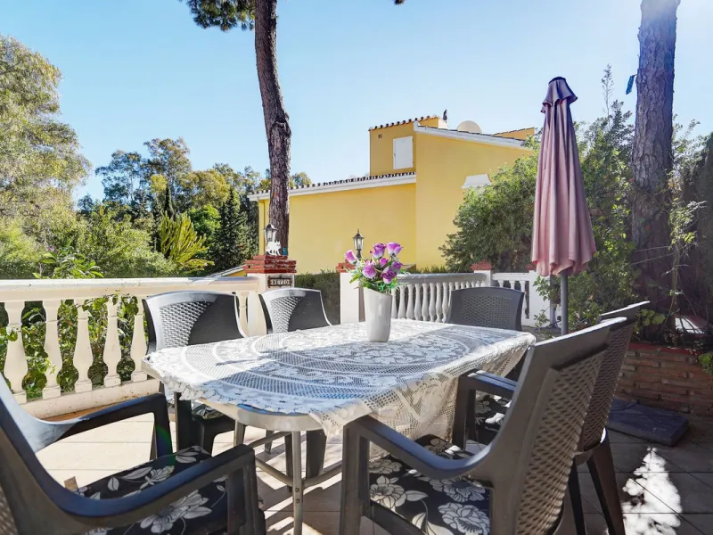 This well-located 3-bedroom villa sits in a quiet cul-de-sac in lower western Calahonda, just a 15-minute walk from shops and the beach. Set on a generous 600 m² plot, it offers excellent outdoor space, a private pool and a peaceful setting. The home is p