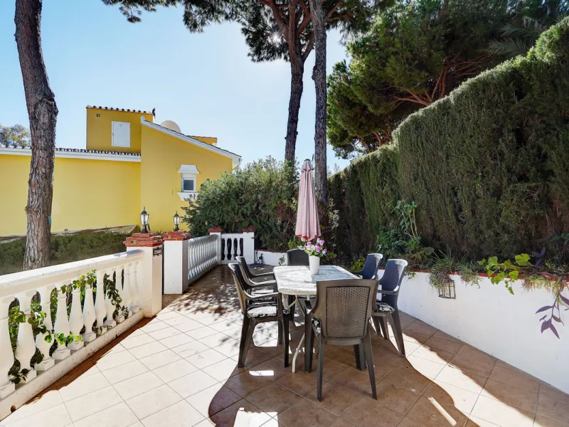 House - Detached Villa в продаже в Mijas, Málaga. В доме 3 спален и 2 ванных комнат. Площадь дома 131 м². Площадь участка 600 м²