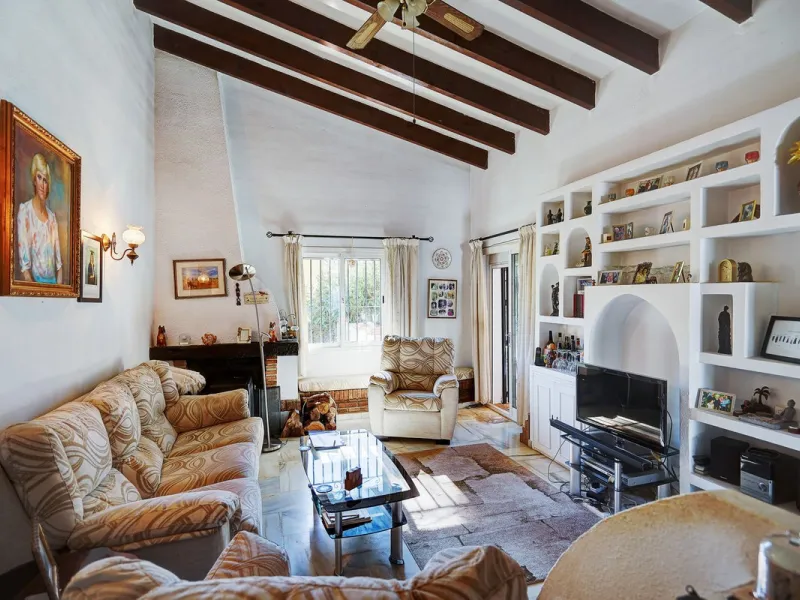 House - Detached Villa в продаже в Mijas, Málaga. В доме 3 спален и 2 ванных комнат. Площадь дома 131 м². Площадь участка 600 м²