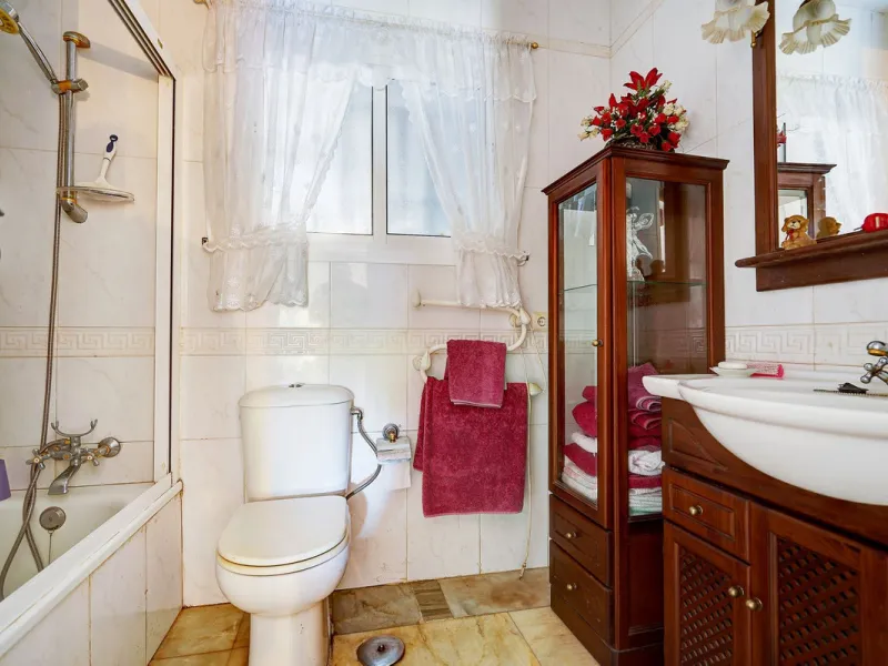 House - Detached Villa в продаже в Mijas, Málaga. В доме 3 спален и 2 ванных комнат. Площадь дома 131 м². Площадь участка 600 м²