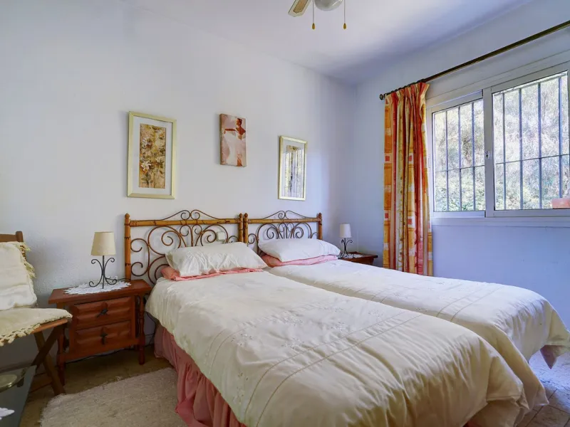 House - Detached Villa в продаже в Mijas, Málaga. В доме 3 спален и 2 ванных комнат. Площадь дома 131 м². Площадь участка 600 м²