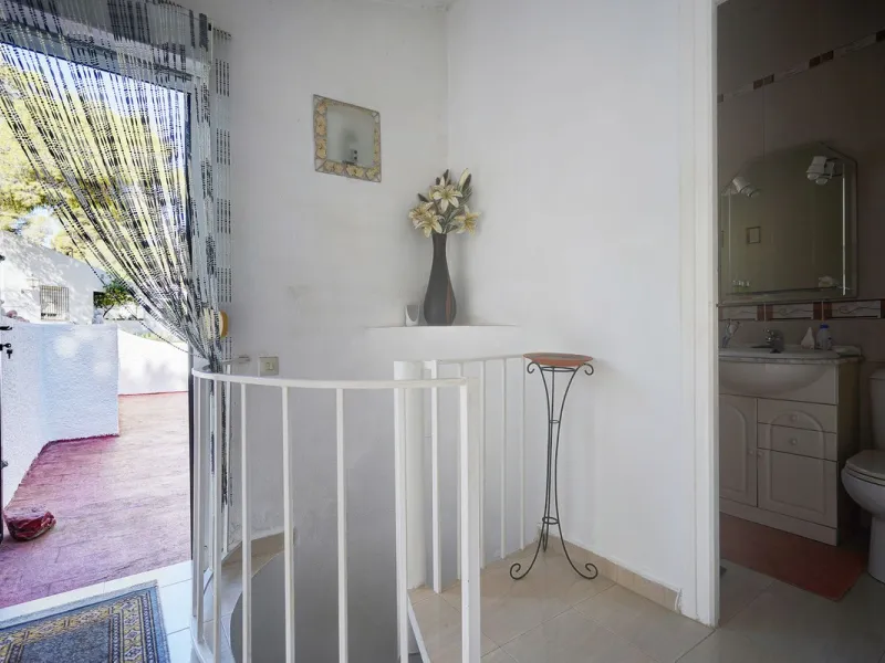 House - Detached Villa в продаже в Mijas, Málaga. В доме 3 спален и 2 ванных комнат. Площадь дома 131 м². Площадь участка 600 м²