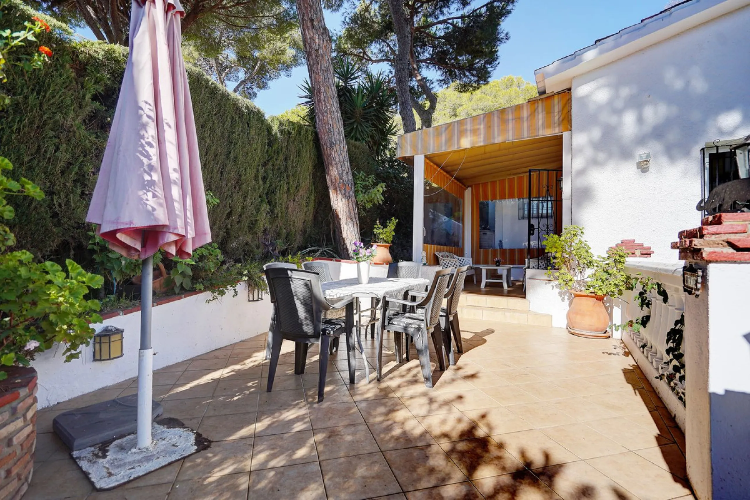 House - Detached Villa в продаже в Mijas, Málaga. В доме 3 спален и 2 ванных комнат. Площадь дома 131 м². Площадь участка 600 м²