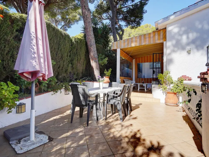 House - Detached Villa в продаже в Mijas, Málaga. В доме 3 спален и 2 ванных комнат. Площадь дома 131 м². Площадь участка 600 м²