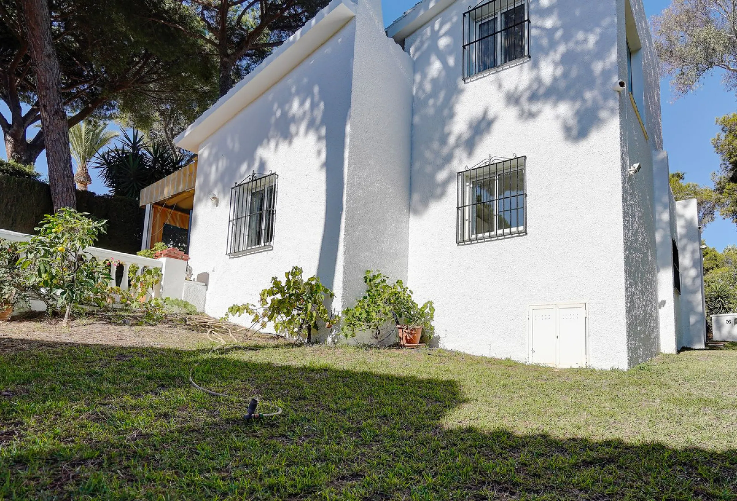 House - Detached Villa в продаже в Mijas, Málaga. В доме 3 спален и 2 ванных комнат. Площадь дома 131 м². Площадь участка 600 м²
