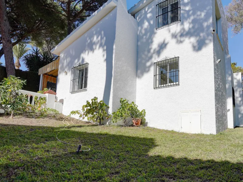 House - Detached Villa в продаже в Mijas, Málaga. В доме 3 спален и 2 ванных комнат. Площадь дома 131 м². Площадь участка 600 м²