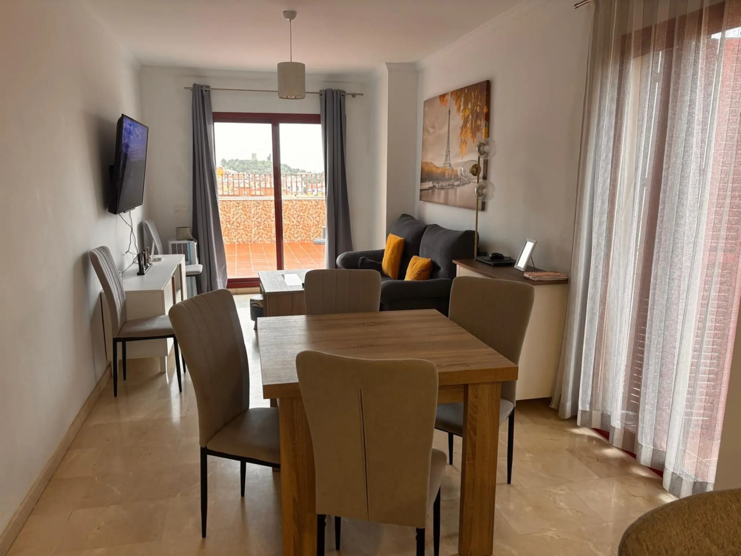 Opportunity! Penthouse with large terrace and panoramic views from east to west in Fuengirola!