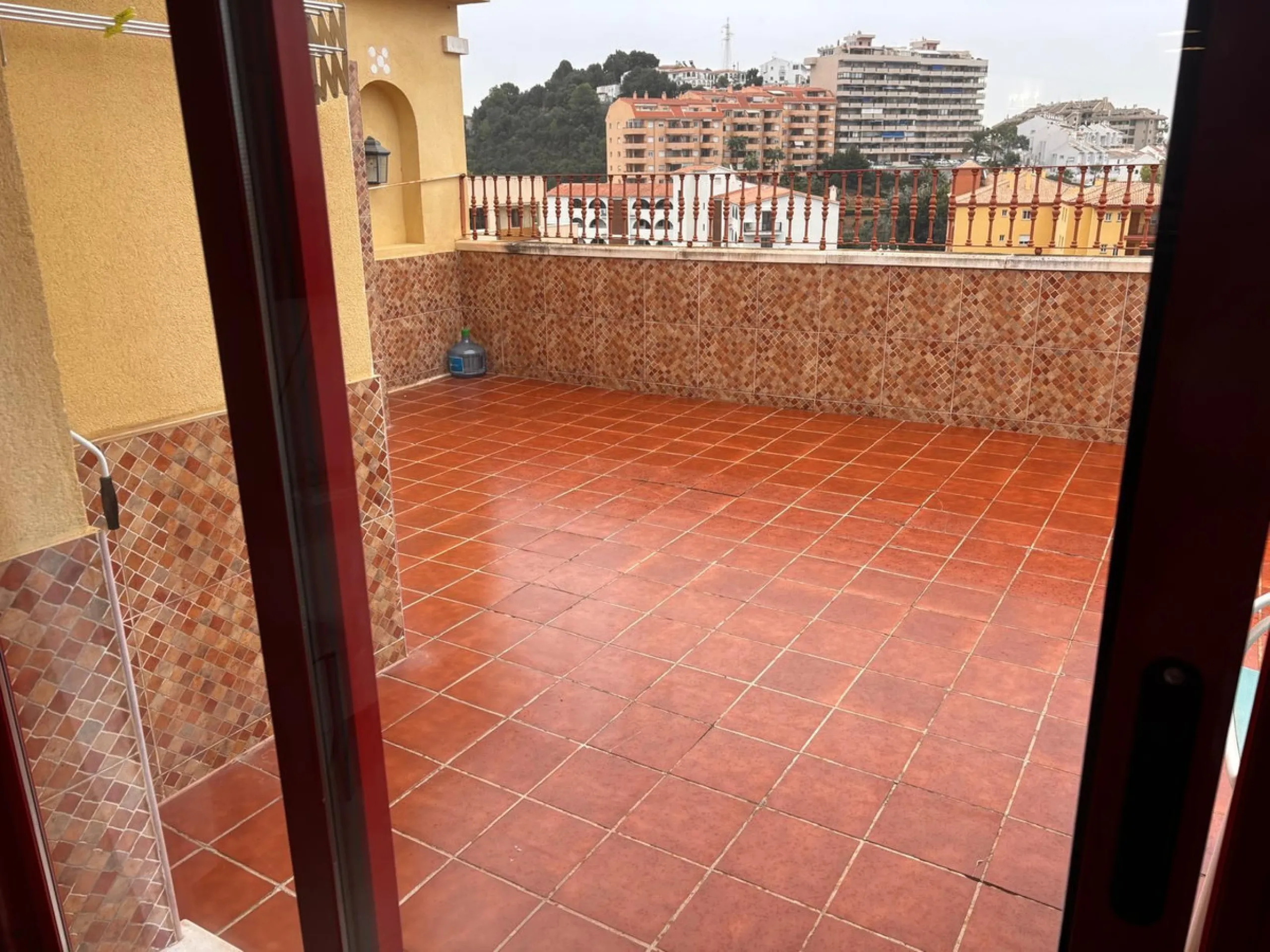 Opportunity! Penthouse with large terrace and panoramic views from east to west in Fuengirola!