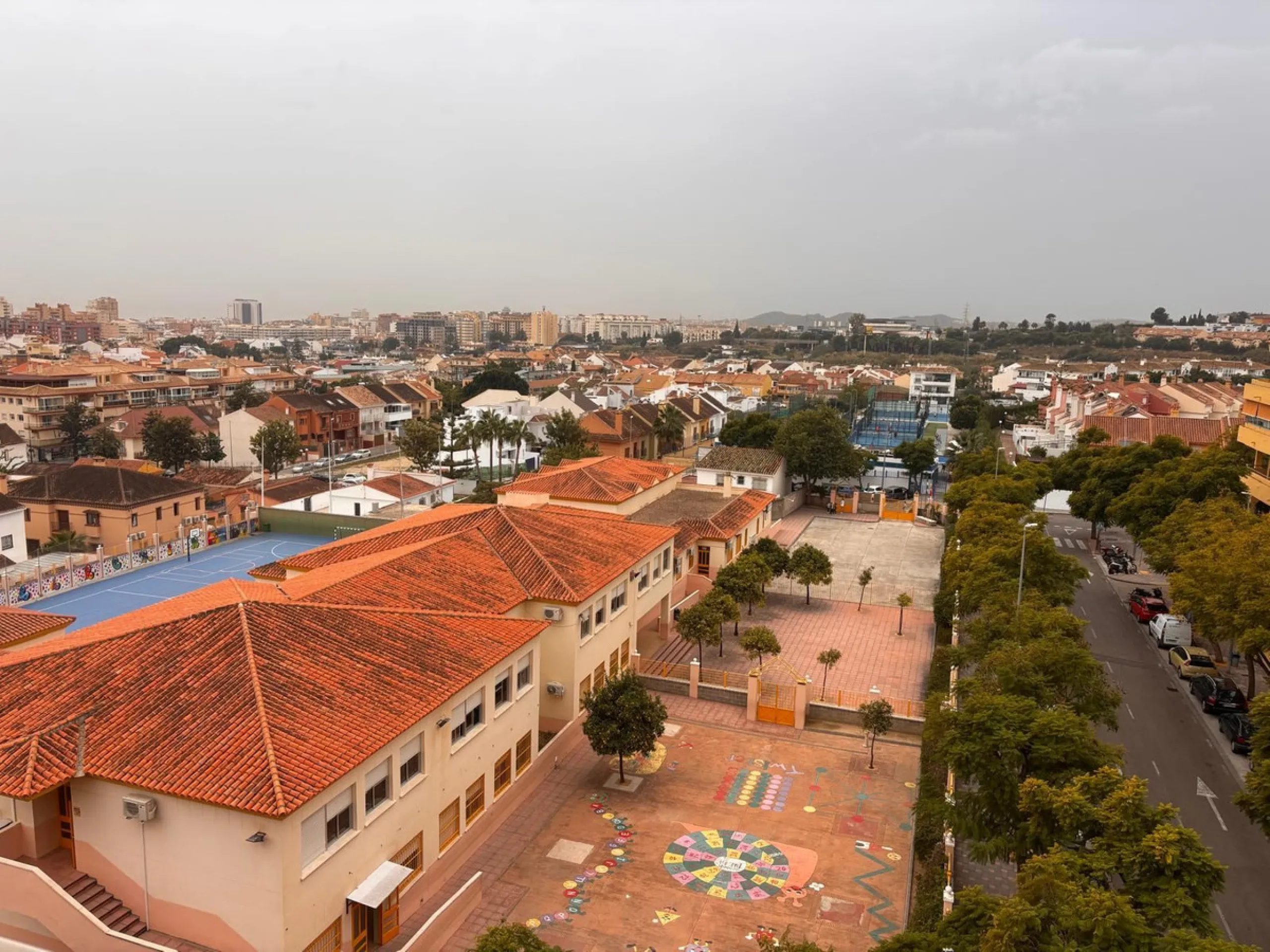 Opportunity! Penthouse with large terrace and panoramic views from east to west in Fuengirola!