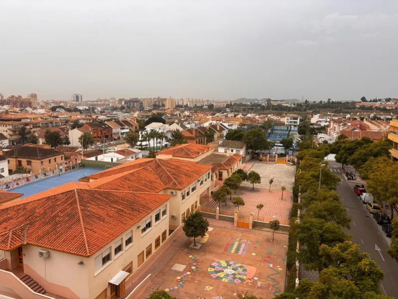 Opportunity! Penthouse with large terrace and panoramic views from east to west in Fuengirola!