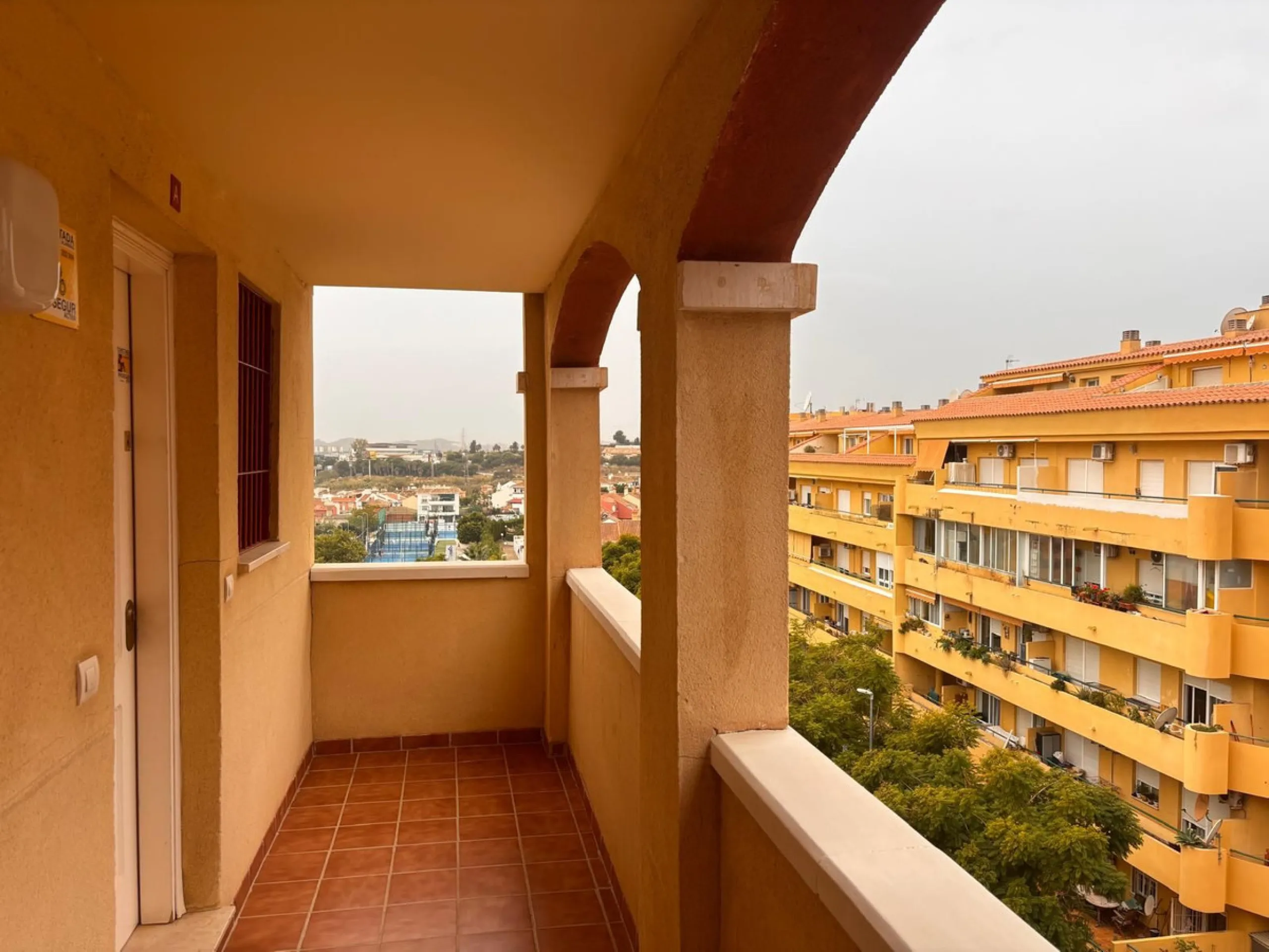 Opportunity! Penthouse with large terrace and panoramic views from east to west in Fuengirola!