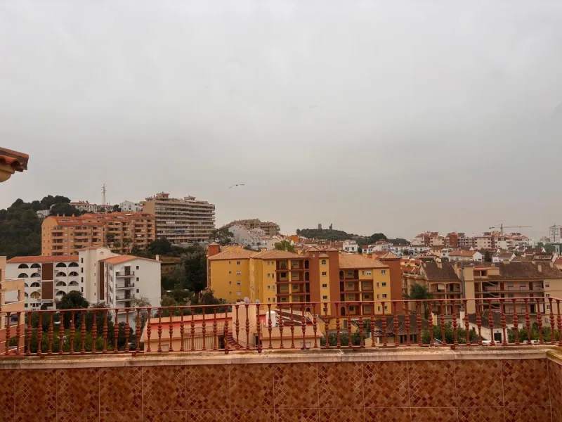 Opportunity! Penthouse with large terrace and panoramic views from east to west in Fuengirola!