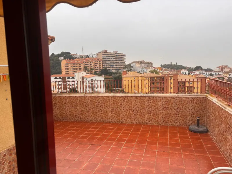 Opportunity! Penthouse with large terrace and panoramic views from east to west in Fuengirola!