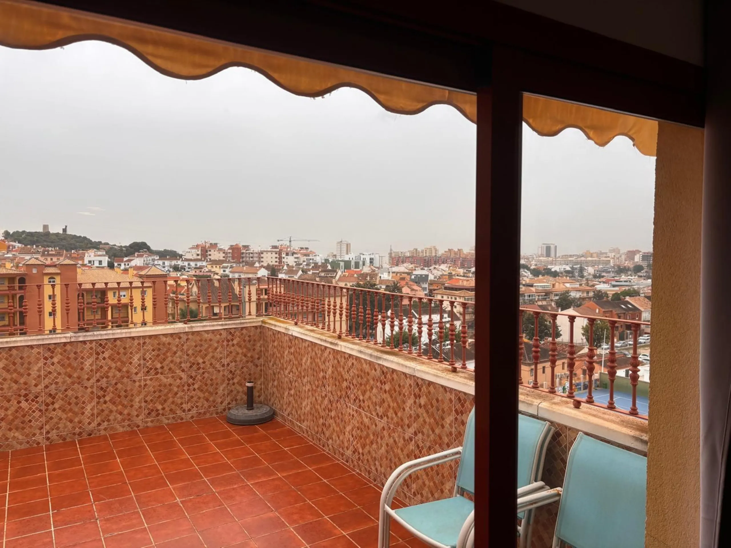 Opportunity! Penthouse with large terrace and panoramic views from east to west in Fuengirola!