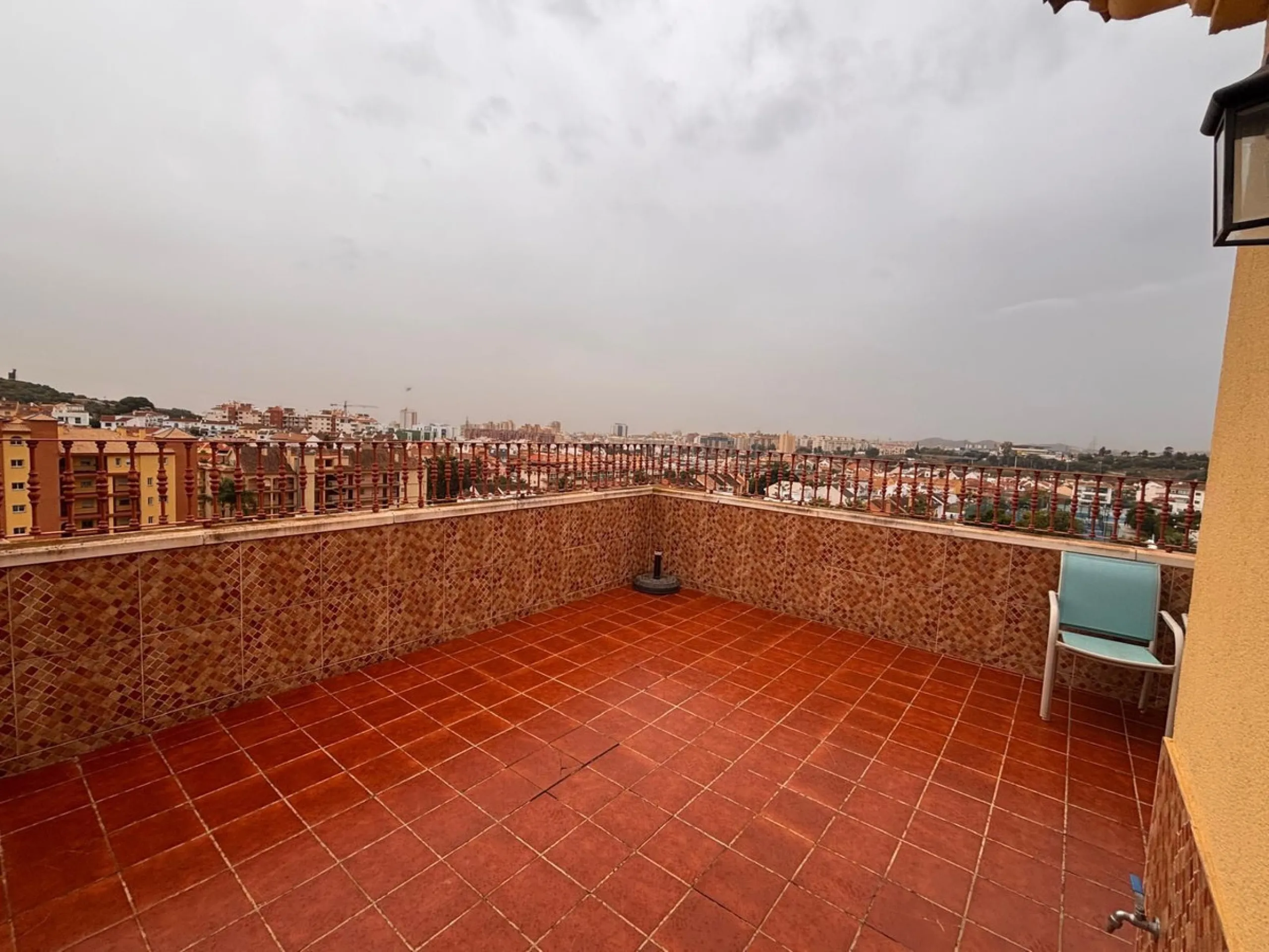 Opportunity! Penthouse with large terrace and panoramic views from east to west in Fuengirola!