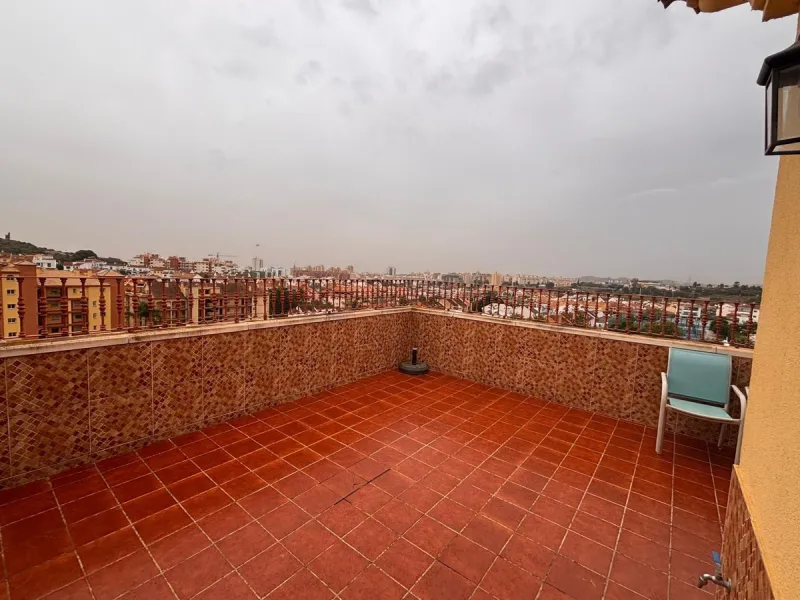 Opportunity! Penthouse with large terrace and panoramic views from east to west in Fuengirola!
