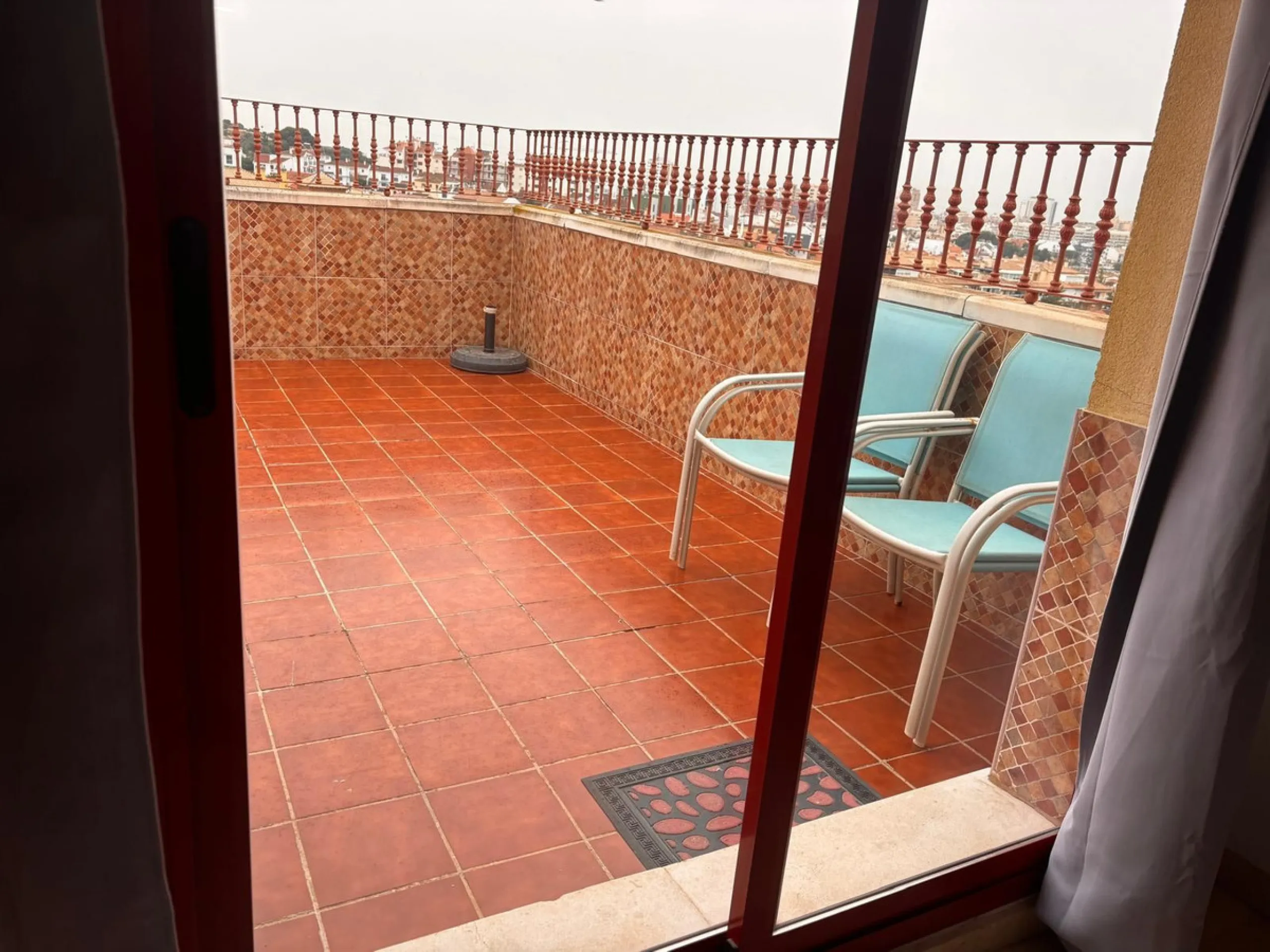 Opportunity! Penthouse with large terrace and panoramic views from east to west in Fuengirola!
