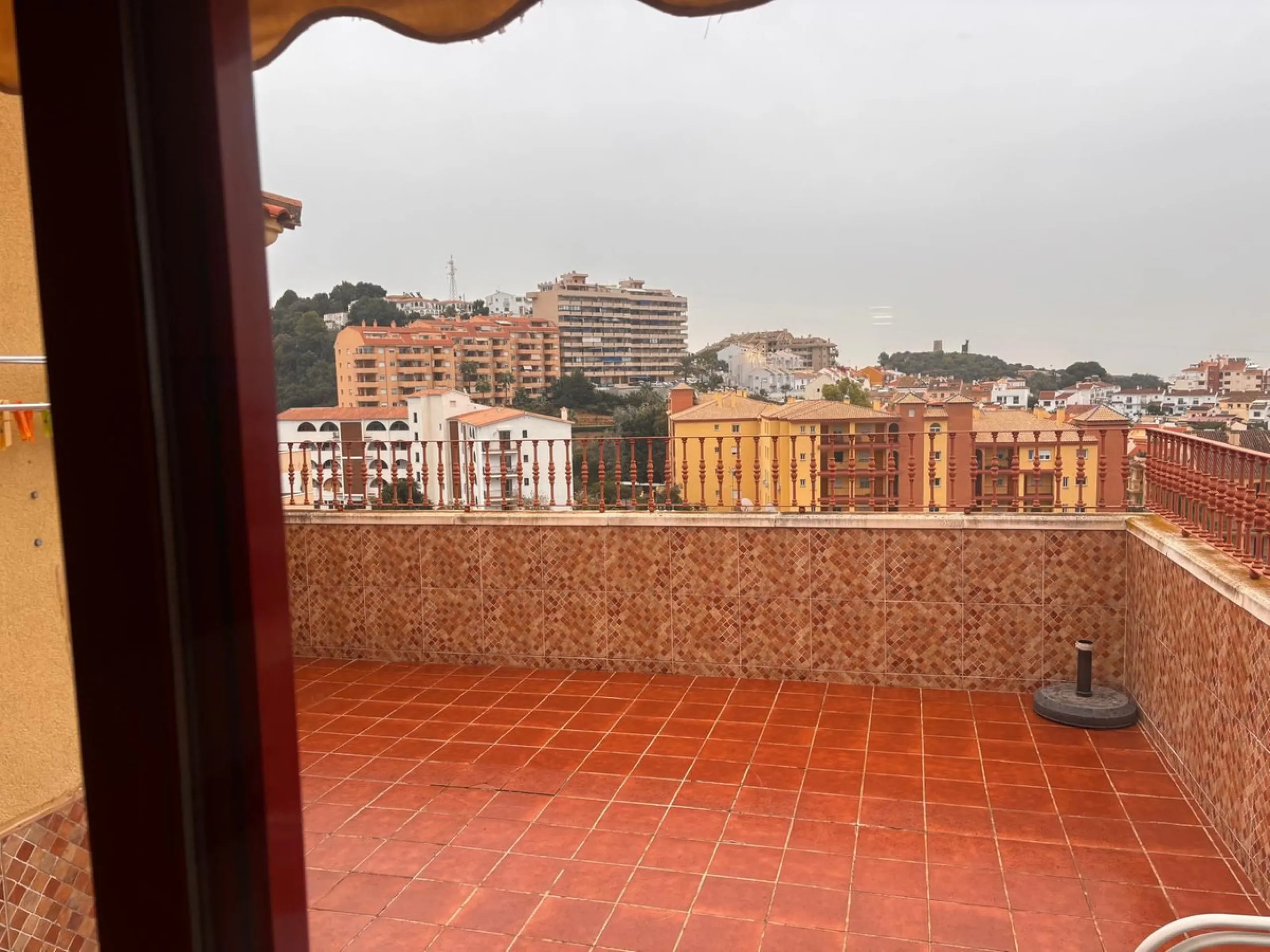 Opportunity! Penthouse with large terrace and panoramic views from east to west in Fuengirola!