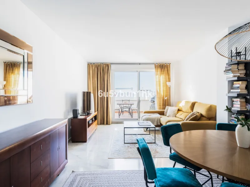 Set in the prestigious Torrequebrada area of Benalmádena, this refined penthouse offers an exceptional combination of elegance, privacy and an unrivalled coastal lifestyle, just moments from the Mediterranean.