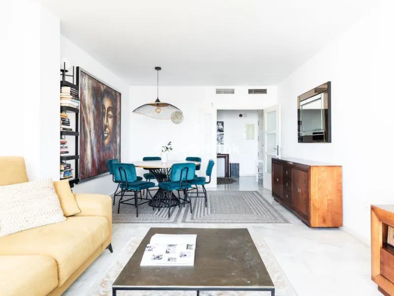Set in the prestigious Torrequebrada area of Benalmádena, this refined penthouse offers an exceptional combination of elegance, privacy and an unrivalled coastal lifestyle, just moments from the Mediterranean.