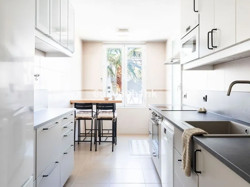 Set in the prestigious Torrequebrada area of Benalmádena, this refined penthouse offers an exceptional combination of elegance, privacy and an unrivalled coastal lifestyle, just moments from the Mediterranean.