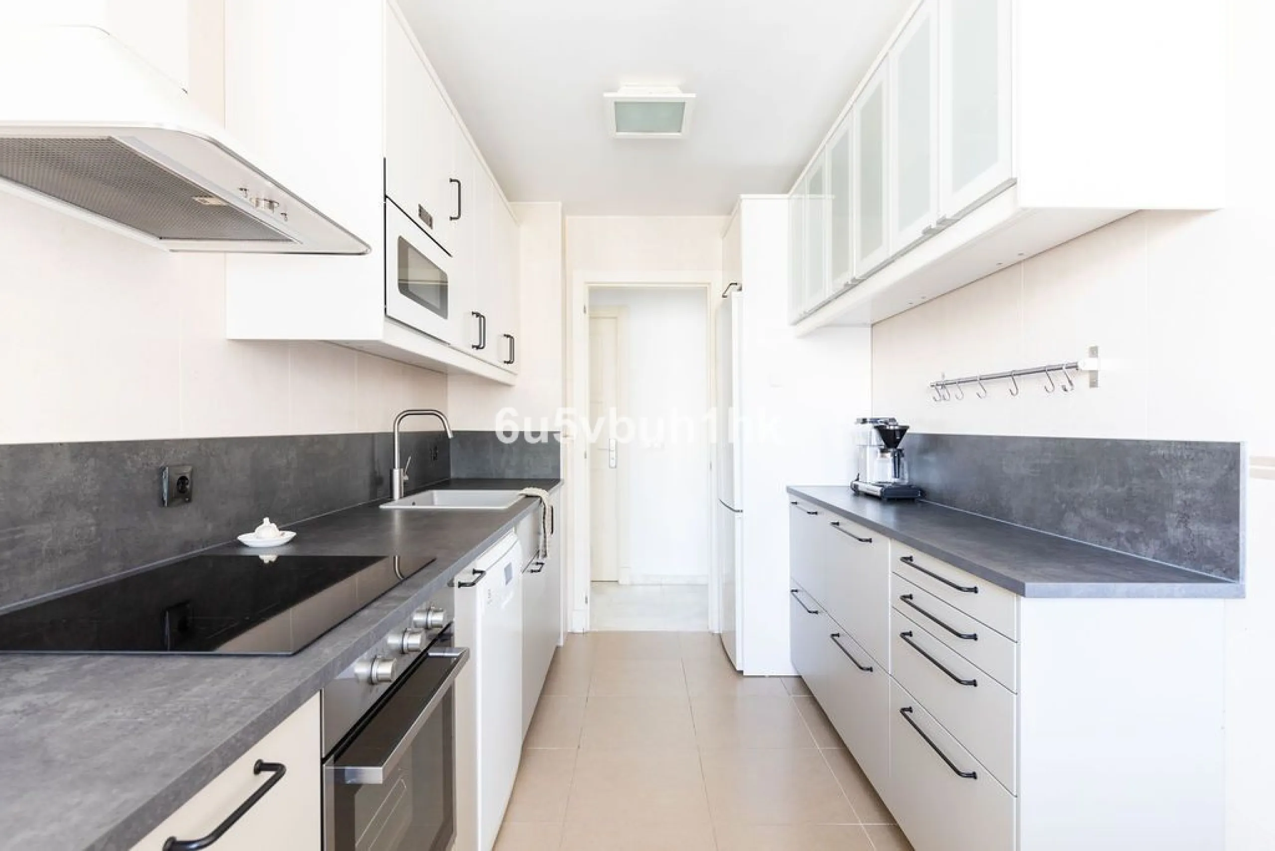 Set in the prestigious Torrequebrada area of Benalmádena, this refined penthouse offers an exceptional combination of elegance, privacy and an unrivalled coastal lifestyle, just moments from the Mediterranean.