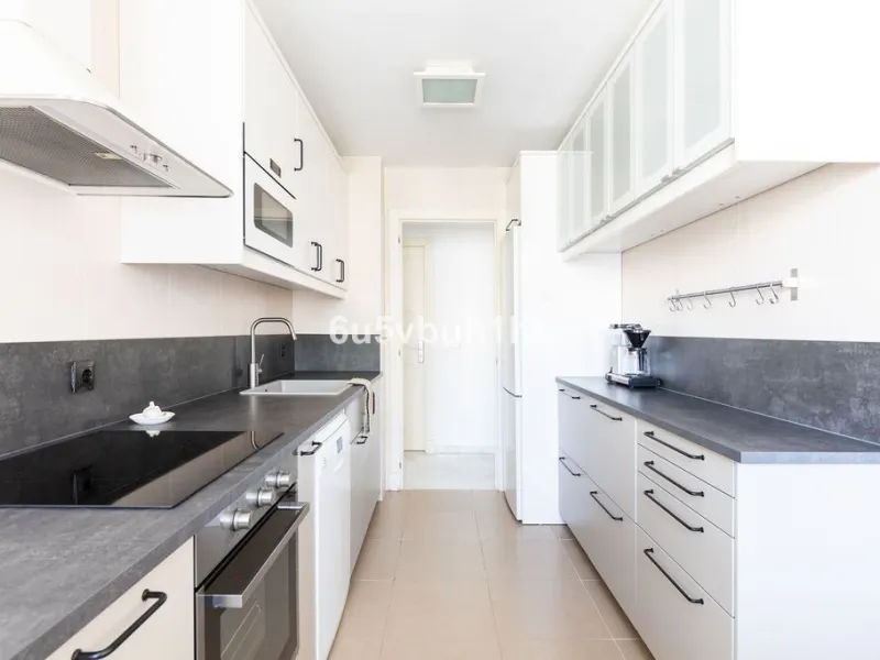 Set in the prestigious Torrequebrada area of Benalmádena, this refined penthouse offers an exceptional combination of elegance, privacy and an unrivalled coastal lifestyle, just moments from the Mediterranean.